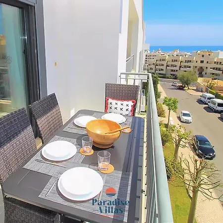 Two Bedroom With Sea Views In Apartman