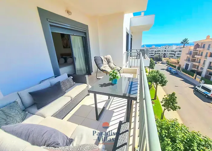Two Bedroom With Sea Views In Appartement